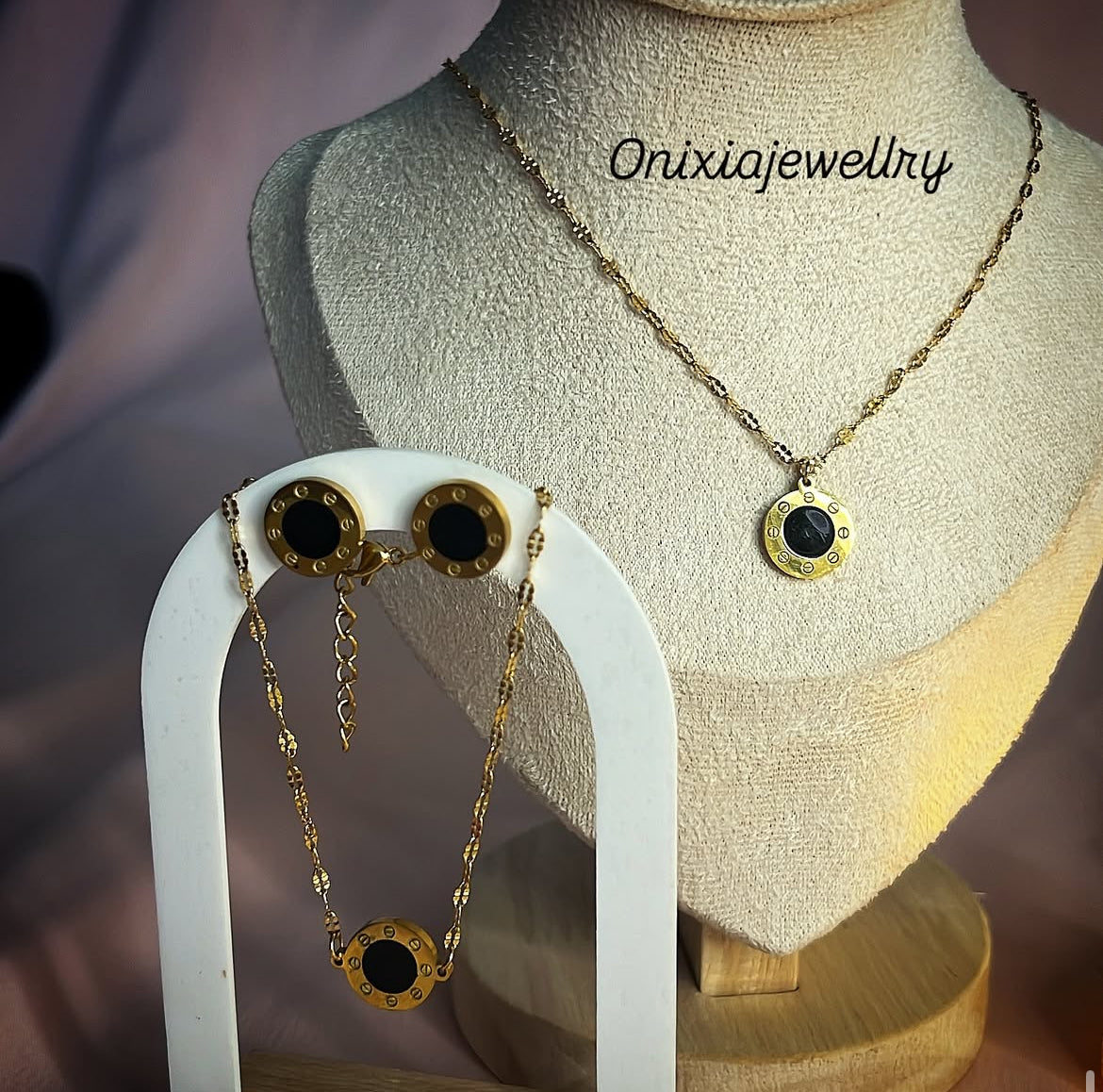 ￼ parure, élégance noire